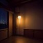 叔叔不约用户午夜电台头像，录音室背景，戴着耳机面对麦克风，夜晚蓝紫色灯光